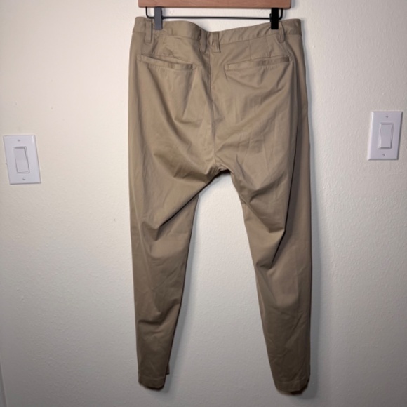 Rhone Men's Commuter Pants Classic Fit Size 32 Tan/Khaki Performance Office - Picture 4 of 5